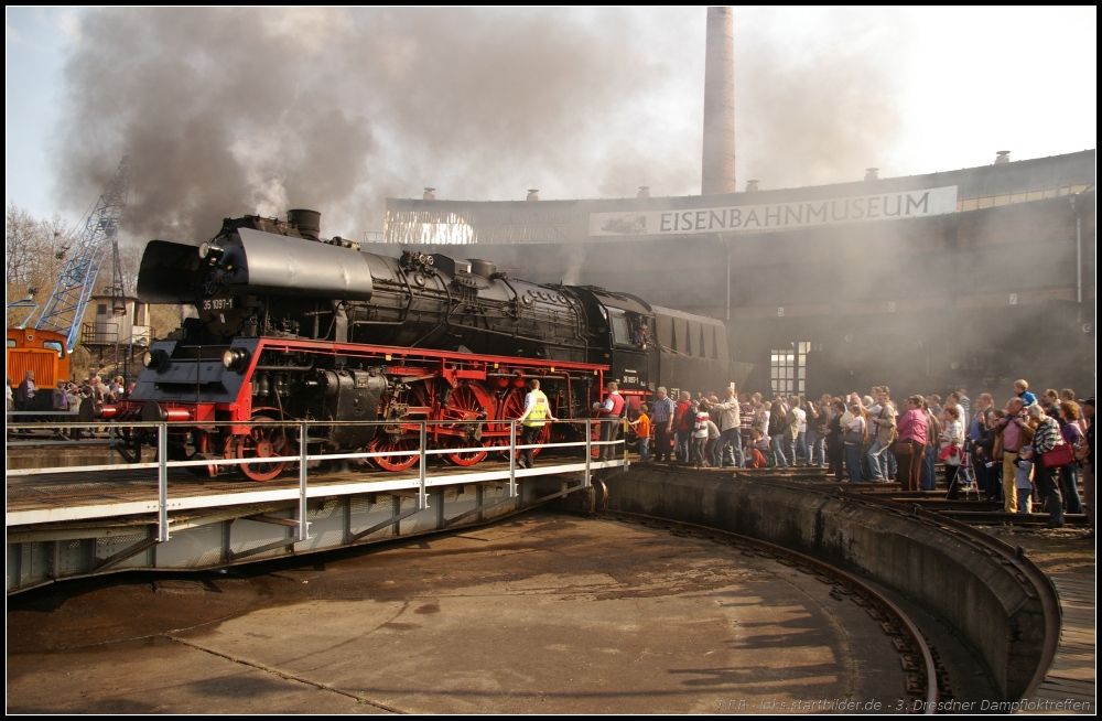 35 1097 kam außerplanmäßig und fährt von der Drehscheibe in den Lokschuppen (gesehen 3. Dresdner Dampfloktreffen Dresden-Altstadt 02.04.2011)