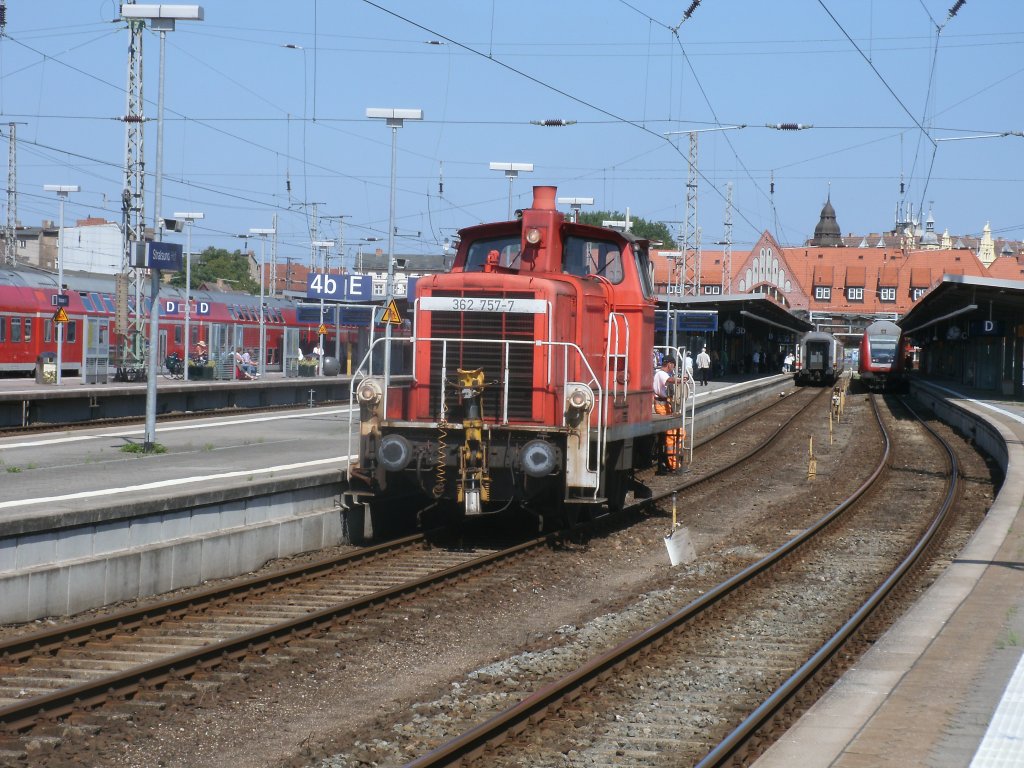 362 757 holte,am 16.Juli 2011,die Kurswagen aus Heringsdorf vom Bahnsteig die 218 389 nach Stralsund brachte,um diese an den Wagen die aus Binz kamen,mitanzuh�ngen und als IC 2404 nach K�ln fuhren.