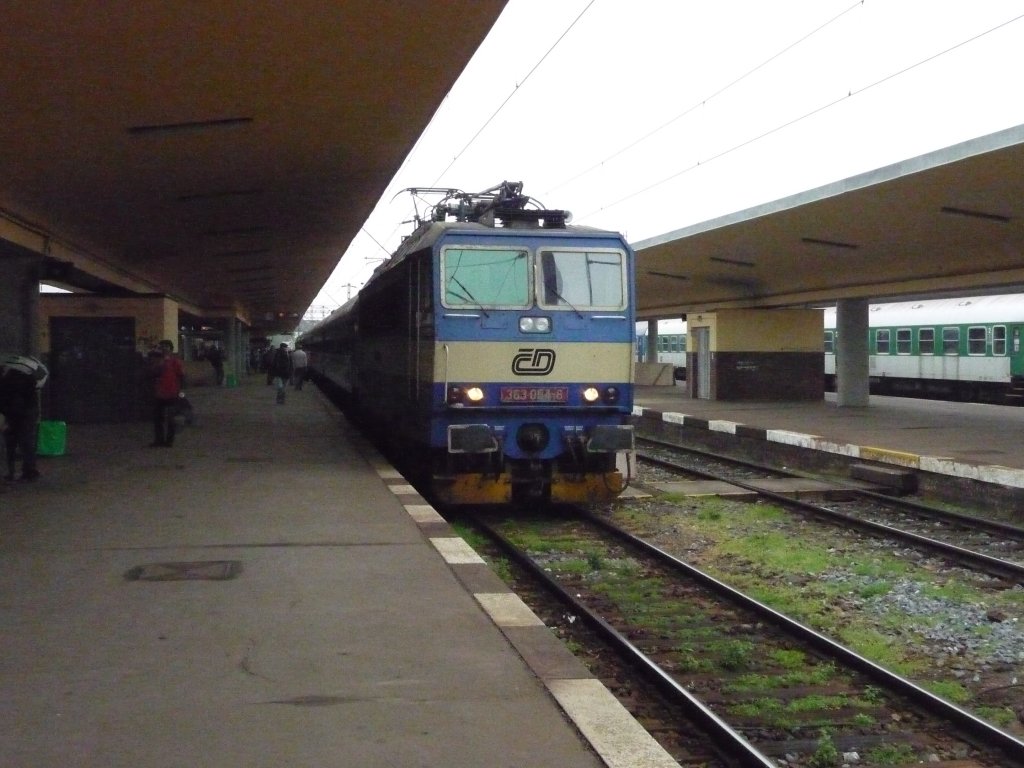 363 054 oder 363 064 (Nummer nicht einwandfrei lesbar; auch dieses Schild ist sehr verdreckt) steht am 31.10.2011 in Praha-Smichov