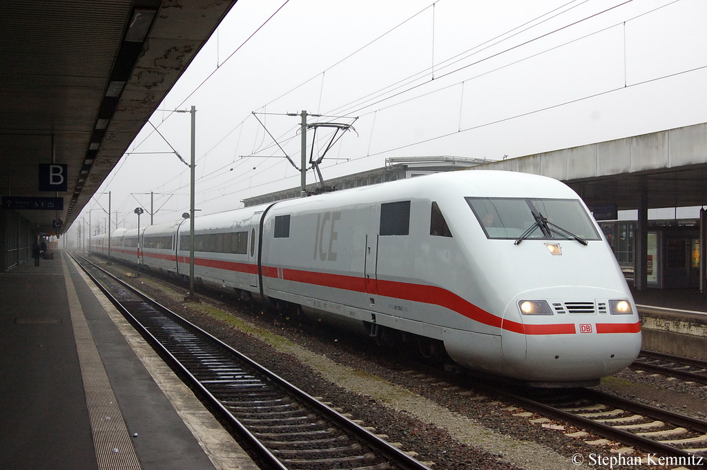 401 006/506  Itzehoe  kommt im strahlenden Wei� als Lz durch den Hannover Hbf gefahren. Grund f�r das helle Wei� ist die ganz frische Hauptuntersuchung [REV|KKRO X|22.11.11] von Heute. 22.11.2011