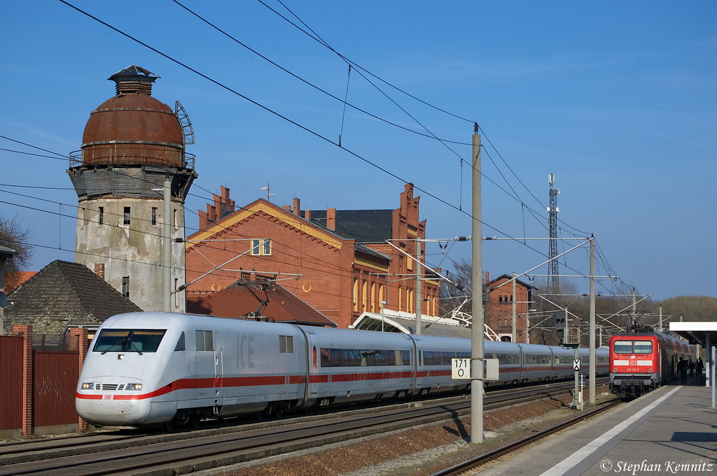 401 052-6  Hanau  als ICE 693 von Berlin Hbf (tief) nach M�nchen Hbf in Rathenow. Wegen einer Oberleitungsst�rung im Bereich zwischen Berlin Ostbahnhof und Ostkreuz hatte der ICE zu diesem Zeitpunkt eine Versp�tung von 20min gehabt. Im Bahnhof steht die 112 117-7 mit dem RE4 (RE 37311) nach J�terbog. Wegen der Oberleitungsst�rung kam der Zug mit 30min Versp�tung an. 28.03.2012