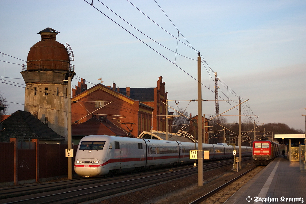 401 569-9  Worms  als ICE 875 von Berlin Ostbahnhof nach Basel SBB in Rathenow. Im Bahnhof steht die 112 117-7 mit dem RE4 (RE 37333) nach J�terbog. 20.02.2012