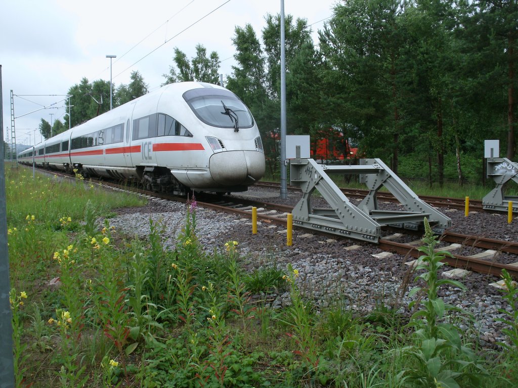 411 091-7 blieb bis zum R�ckleistung nach M�nchen am Nachmittag in der Binzer Abstellanlage abgestellt.Aufnahme am 29.Juni 2013.
