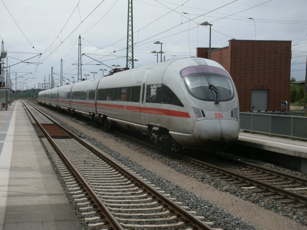 411 532-5 war,am 09.Juni 2013,im Einsatz als ICE 1715 zwischen Binz und M�nchen.Hier beim Halt in Bergen/R�gen.