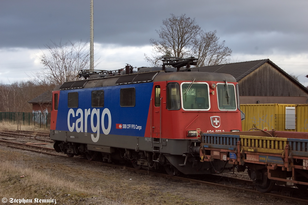 421 377-3 SBB Cargo Deutschland GmbH h�ngt am Zugende eines Schleifzuges und steht in zusammen mit der V 2105 in Rathenow. 17.02.2012
