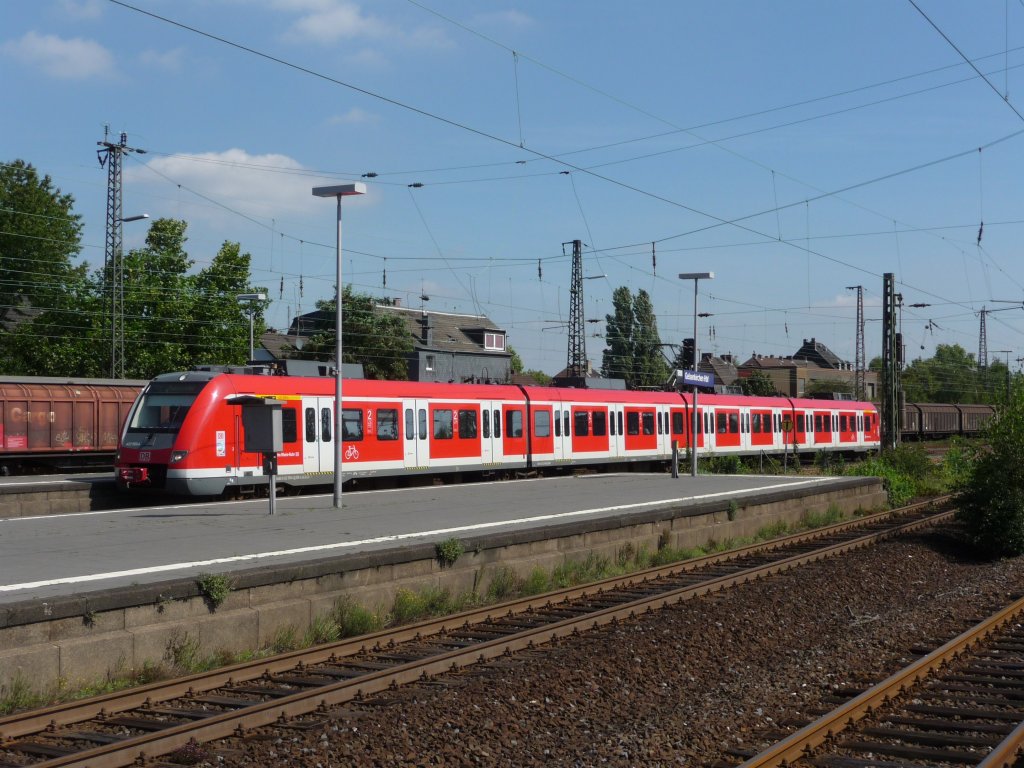 422 050 erreicht am 20.08.2011 den Gelsenkirchener Hauptbahnhof.
S2 -> Duisburg Hauptbahnhof