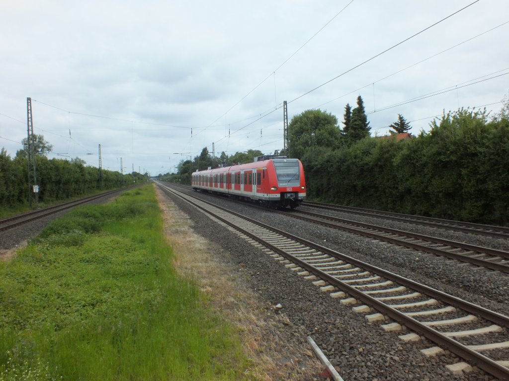 423 423 der S-Bahn Rhein/Main im Rhein-Main-Verkehrsverbund (RMV) durchf�hrt am 3.6.13 Angermund. Vermutlich war dieser Triebwagen zur Reparatur / HU in Krefeld-Oppum.