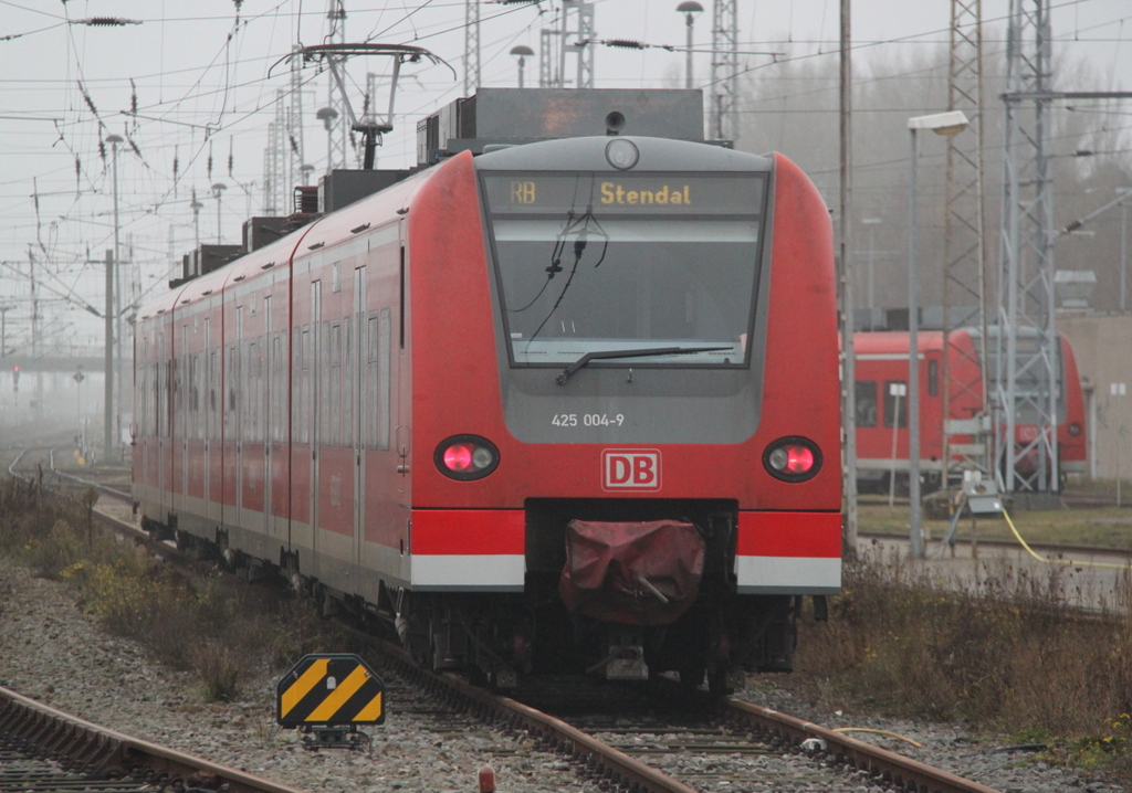 425 004-9 als RB nach Stendal abgestellt im BW Stendal.24.11.2012