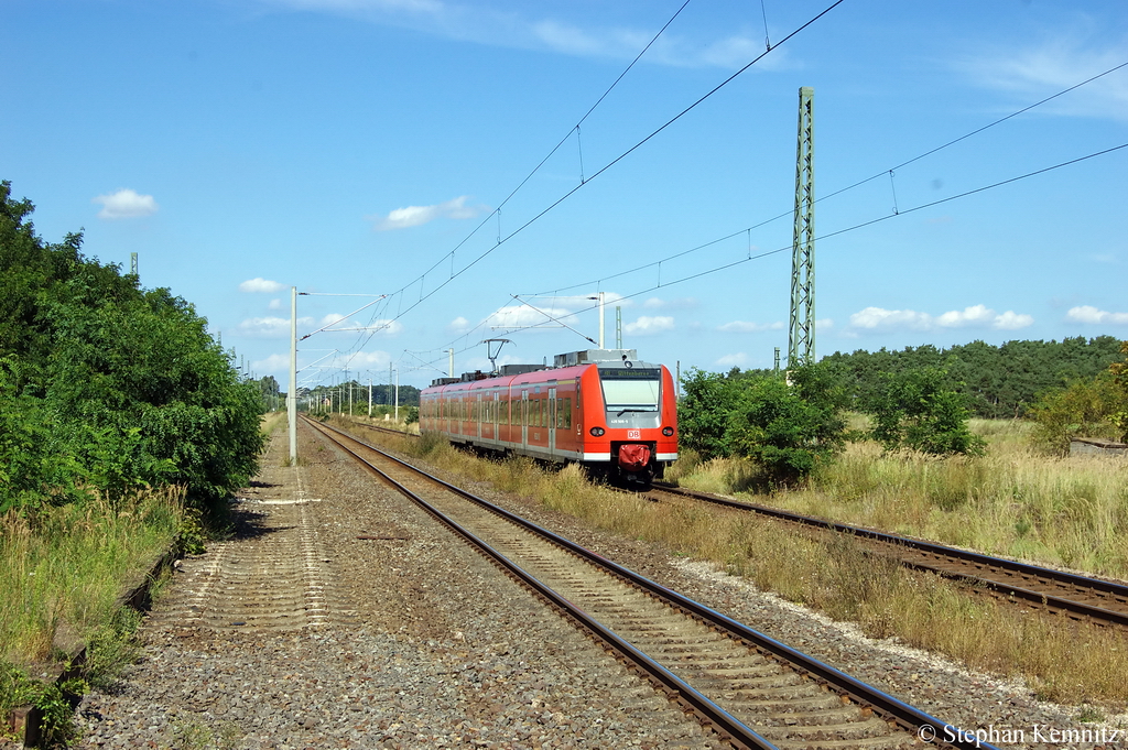 425 005/505 als RB30 (RB 17822) von Sch�nebeck-Salzelmen nach Wittenberge. Sie verl�sst hier gerade den Haltepunkt Demker und ist auf dem Weg zum n�chsten Halt in Stendal. 22.08.2011