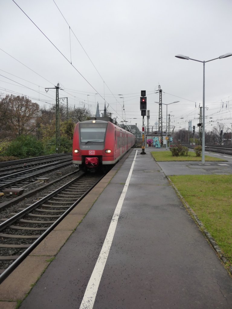 425 035 erreicht am 24.11.2012 den Bahnhof K�ln-Messe/Deutz
RE8 -> Koblenz Hauptbahnhof