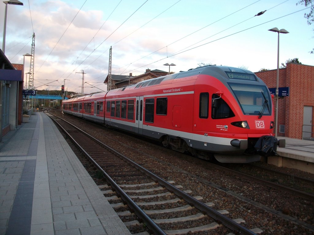 429 028 als RE 33315 Stralsund-Binz am 20.Oktober 2010 beim Halt in Bergen/R�gen.