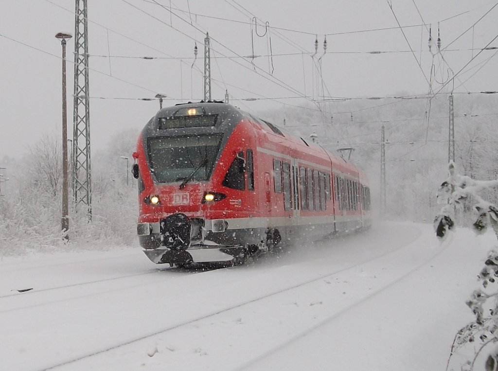 429 028 bei Schneefall am 20.Dezember 2010 bei der Einfahrt in Bergen/R�gen.