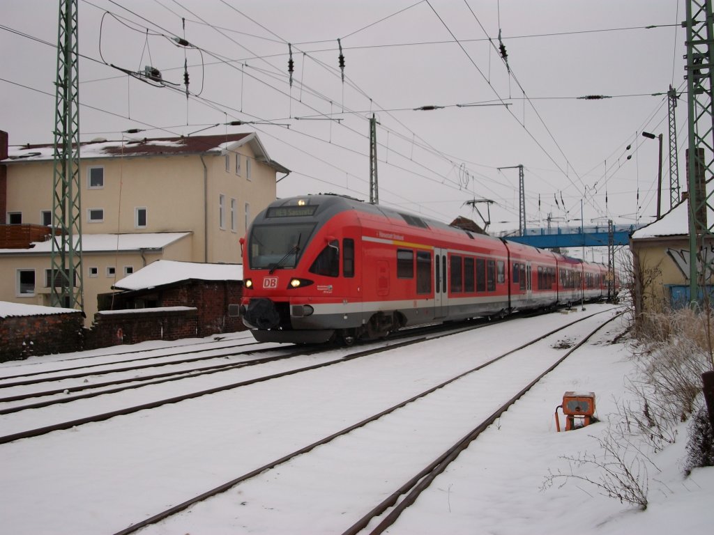 429 028 verlie� mit 30 km/h am 08.Dezember 2010 mit dem RE Rostock-Sassnitz den Bahnhof von Bergen/R�gen.