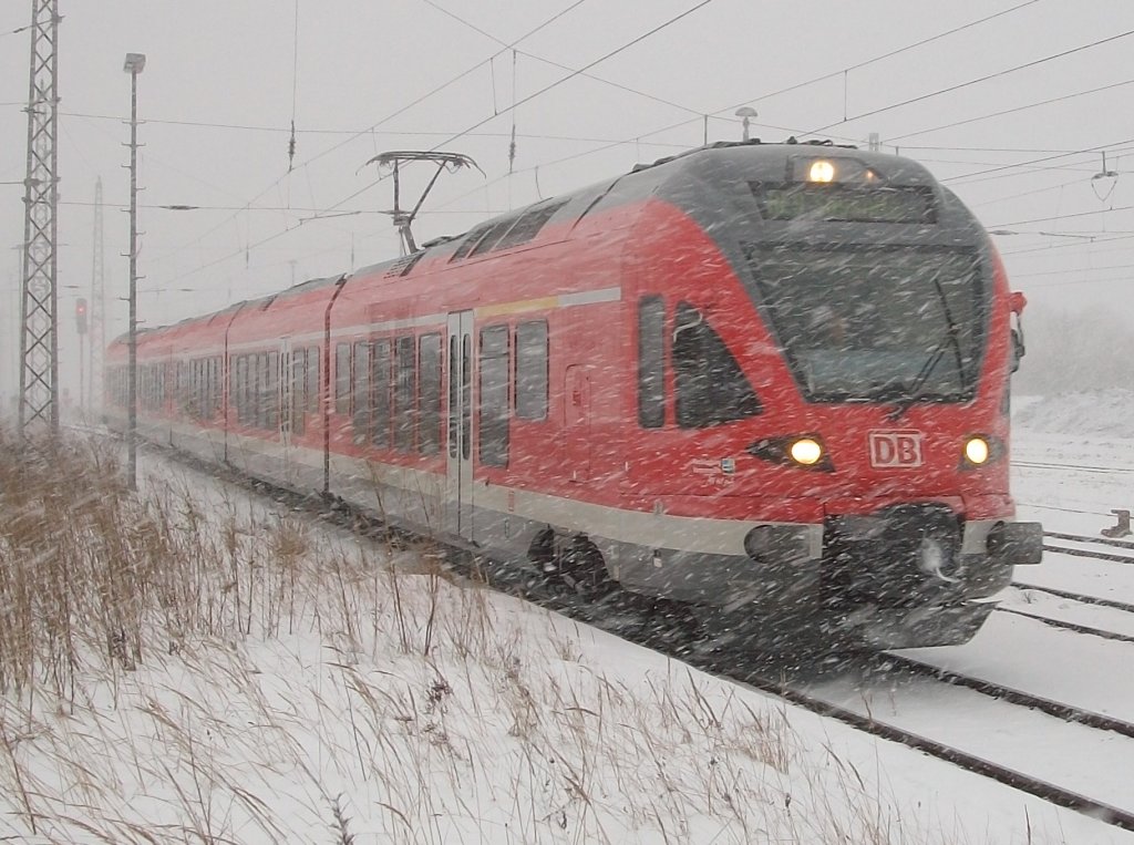 429 029 ist durch den heftigen Schneefall,am 09.Dezember 2010,kaum zuerkennen als dieser,mit dem RE Rostock-Sassnitz,Bergen/R�gen erreichte.