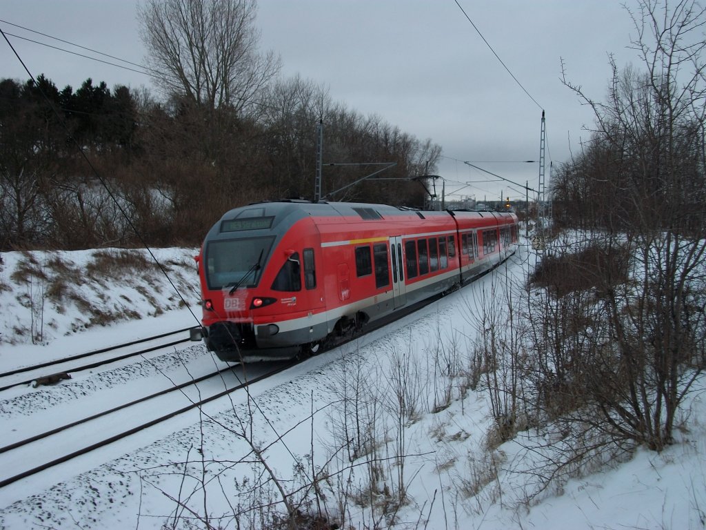 429 030 am 15.Dezember 2010 als RE Binz-Stralsund in der N�he vom Einfahrsignal von Bergen/R�gen.