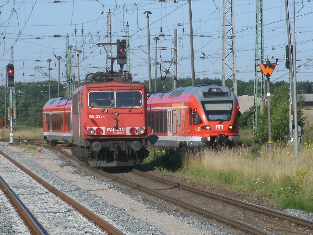 429 030 fuhr,am 28.Juni 2011,in Bergen/R�gen ein,w�hrend 155 223 mehrere Stunden auf Ausfahrt wartete 