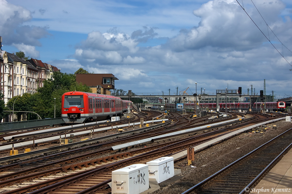 474 033/533 & 474 007/507 S-Bahn Hamburg als S 1 von Wedel(Holst) nach Hamburg Airport/Poppenb�ttel, bei der Einfahrt in Hamburg-Altona(S). Weiter hinten steht ein 472er Vollzug und wartet auf neue Eins�tze. 21.07.2012