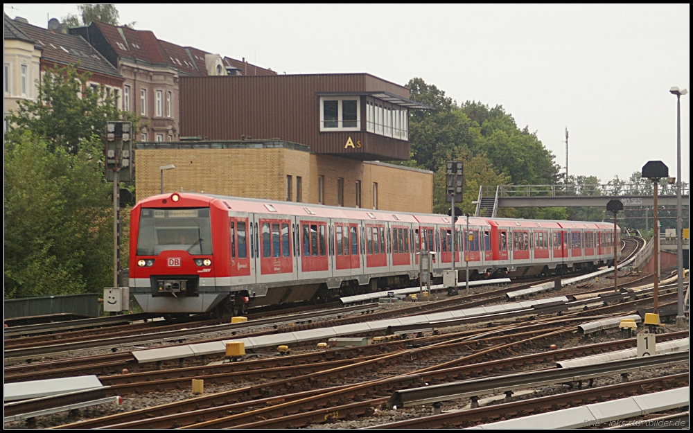 474 103-9 der S-Bahn Hamburg auf der S1 nach Airport/Poppenbüttel am 27.08.2011 vor der Einfahrt in den Bahnhof Hamburg-Altona.