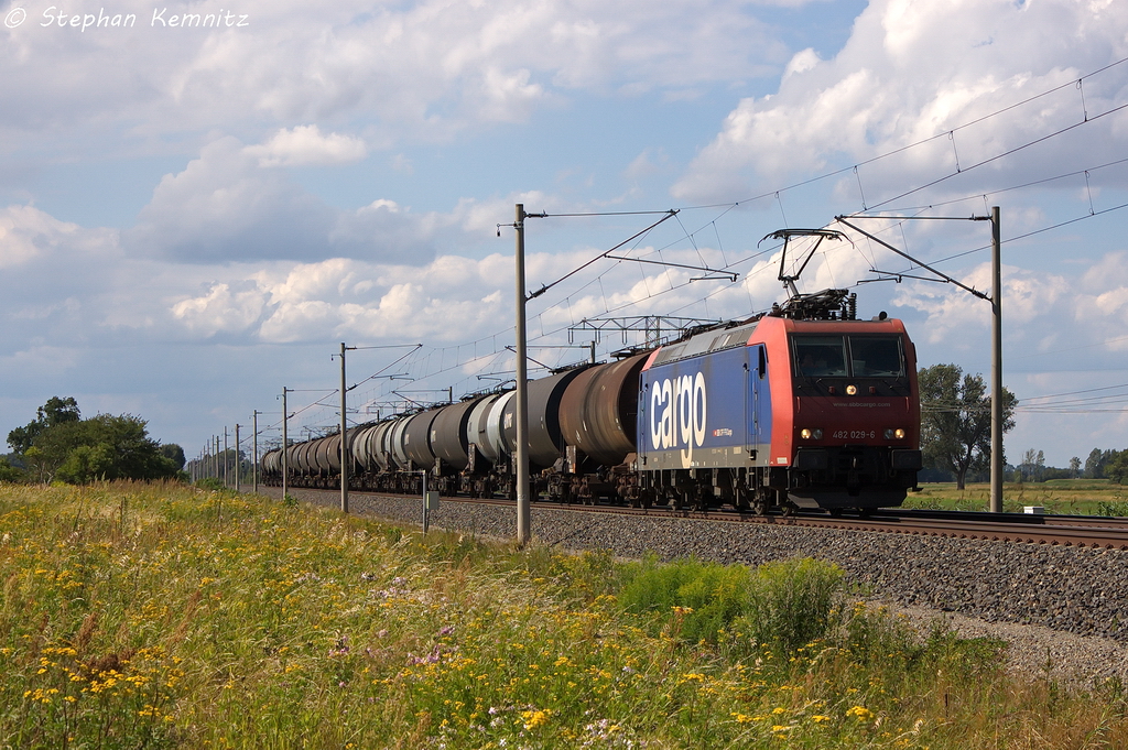 482 029-6 SBB Cargo f�r HSL Logistik GmbH mit einem Kesselzug  Umweltgef�hrdender Stoff, fl�ssig  in Vietznitz und fuhr in Richtung Nauen weiter. 31.07.2013