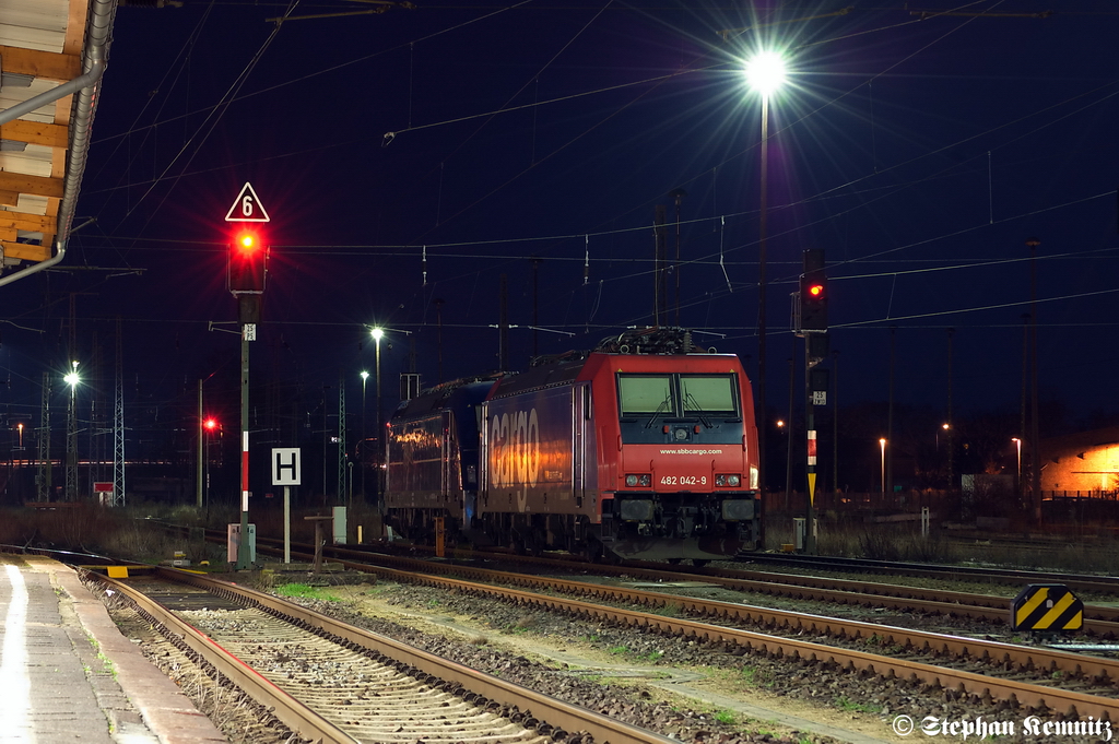 482 042-9 HSL Logistik GmbH und 183 500 mgw Service GmbH & Co. KG f�r Raildox GmbH & Co. KG stehen in Stendal und warten auf neue Aufgaben. 11.01.2012