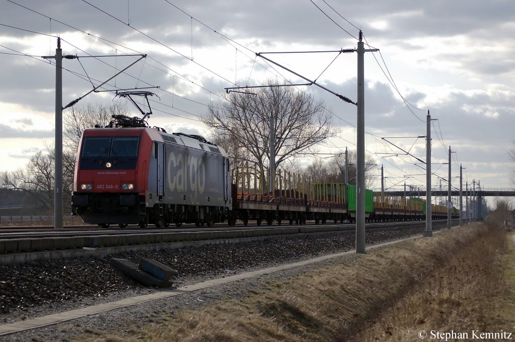 482 046-0 SBB Cargo die f�r Raildox f�hrt mit leeren Holzzug zwischen Gro�wudicke und Rathenow in Richtung Rathenow unterwegs. 24.03.2011