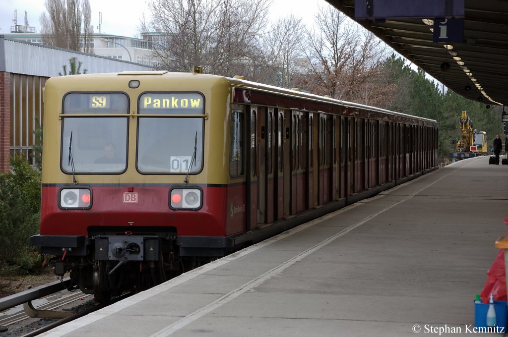 485 033-5 als S9 nach Pankow in Berlin Sch�nefeld Flughafen. 18.01.2011