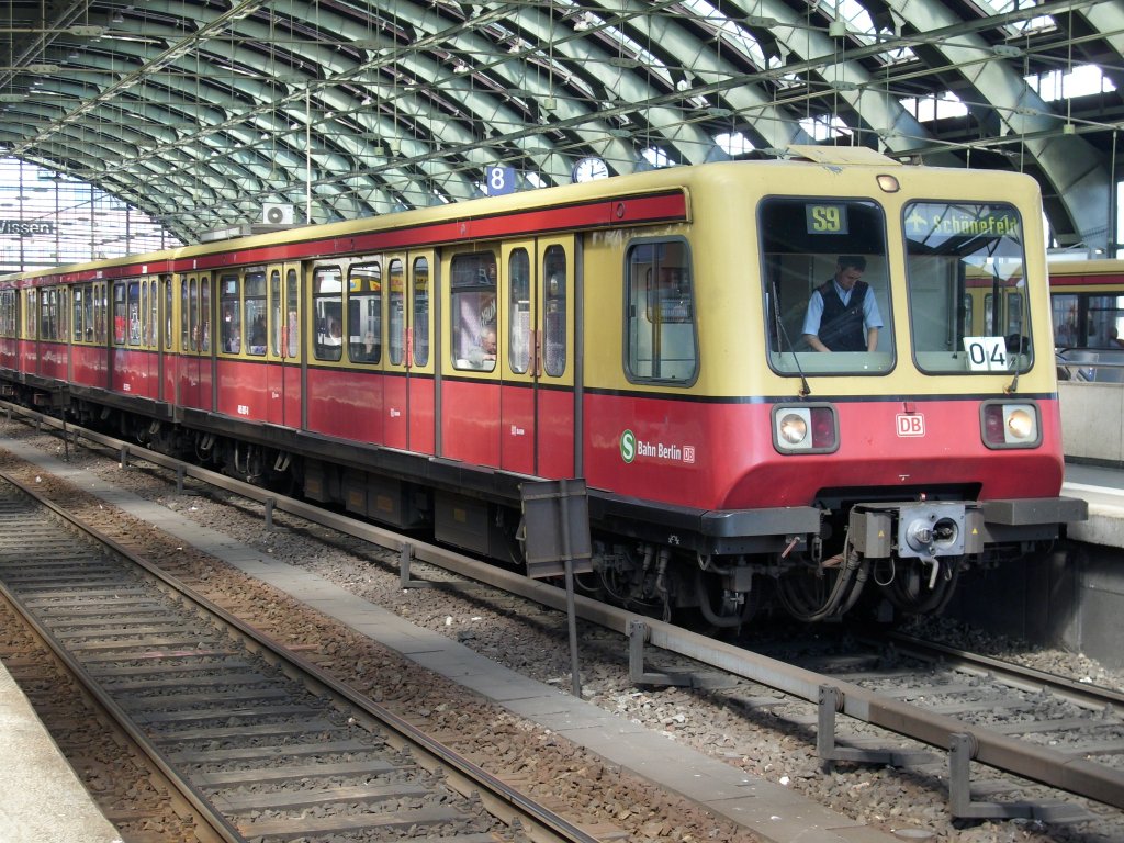 485 097 zum Flughafen Berlin Sch�nefeld am 12.April 2009 in Berlin Ostbahnhof.