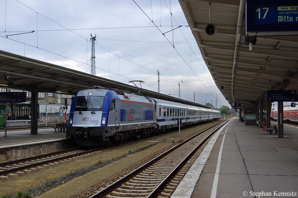 5 370 007 PKP Intercity sp�łka z o.o mit dem EC 45 von Berlin Hbf(tief) nach Warszawa Wschodnia in Berlin-Lichtenberg. 06.10.2011