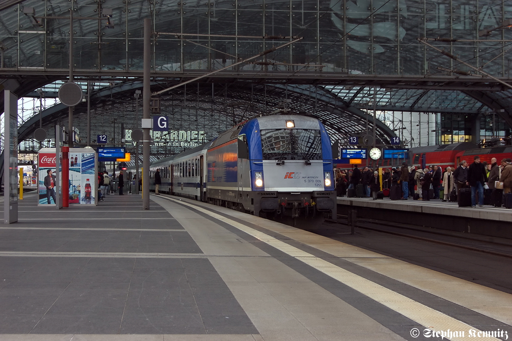 5 370 009 mit dem EC 43 von Berlin Hbf nach Warszawa Wschodnia im Berliner Hbf. 22.12.2011