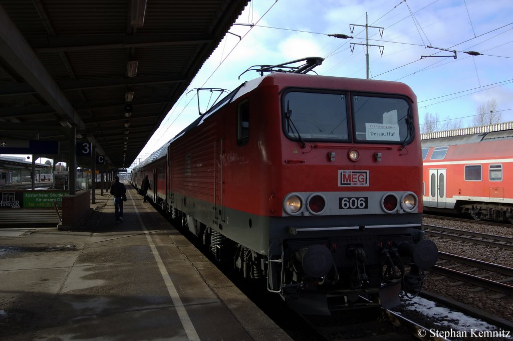 606 (143 864-7) MEG mit dem RE7 (RE 18717) nach Dessau Hbf in Berlin-Sch�nefeld Flughafen. 12.01.2011