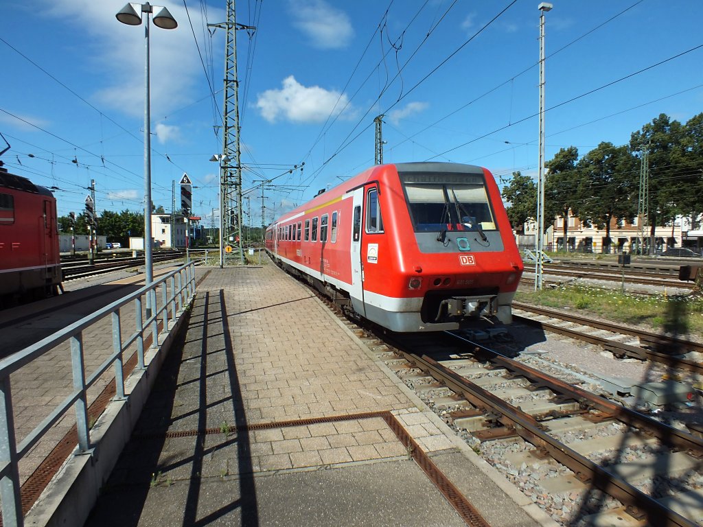 611 005 und ein weiterer VT611 verlassen hier am Vormittag des 31.7.13 den Bahnhof Singen (Hohentwiel) in Richtung Schaffhausen. Normalerweise fahren diese IREs durch bis Basel, aktuell ist der Streckenabschnitt Schaffhausen-Erzingen aber wegen Bauarbeiten zur Elektrifizierung gesperrt.