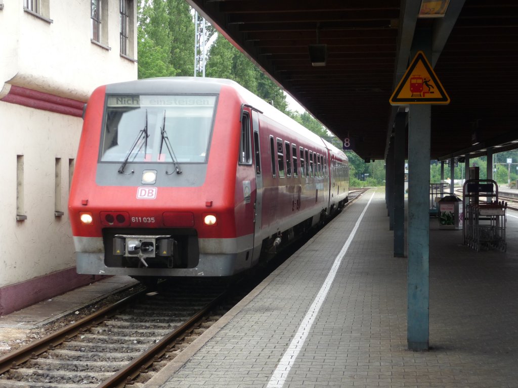 611 035 ist auf Gleis 8 im Lindauer Hauptbahnhof eingetroffen und f�hrt nun zur Abstellung in die Reste des ehemaligen Betriebswerkes. 26.07.2010