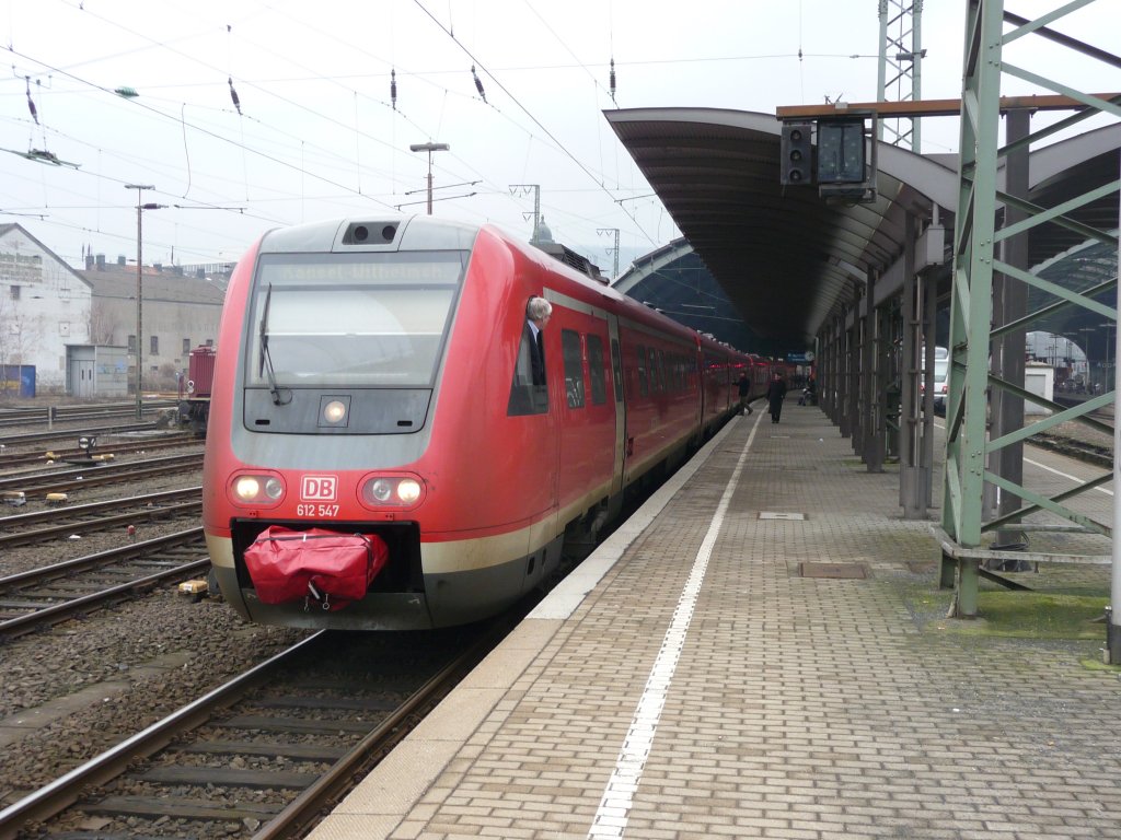 612 047 steht am 14.03.2010 an der Spitze eines RE17 nach Kassel in Hagen Hauptbahnhof zur Abfahrt bereit. RE17 -> Kassel-Wilhelmsh�he