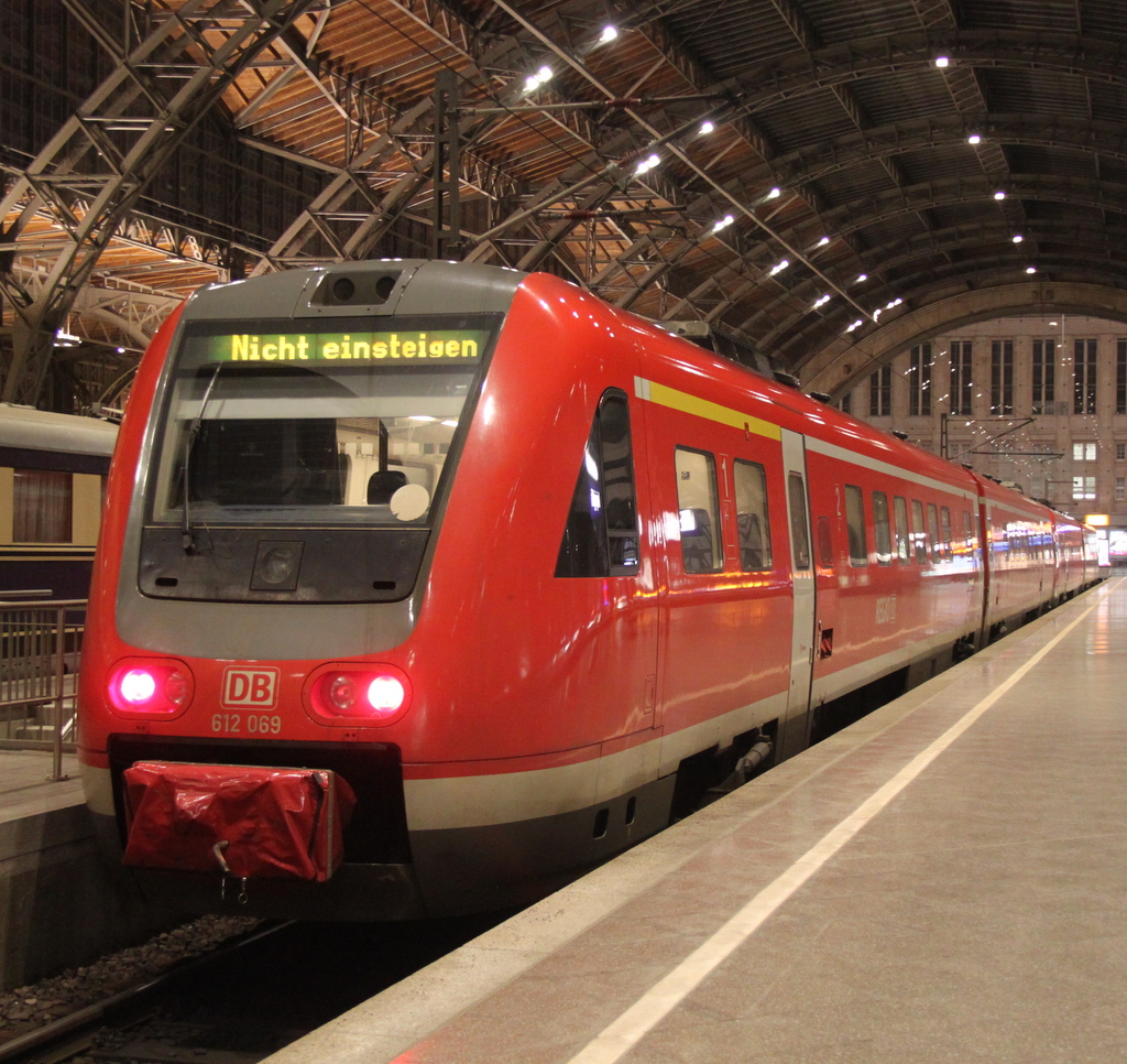 612 069 als RE 3752 von Chemnitz nach Leipzig Hbf kurz nach der Ankunft im Leipziger Hbf.12.04.2013