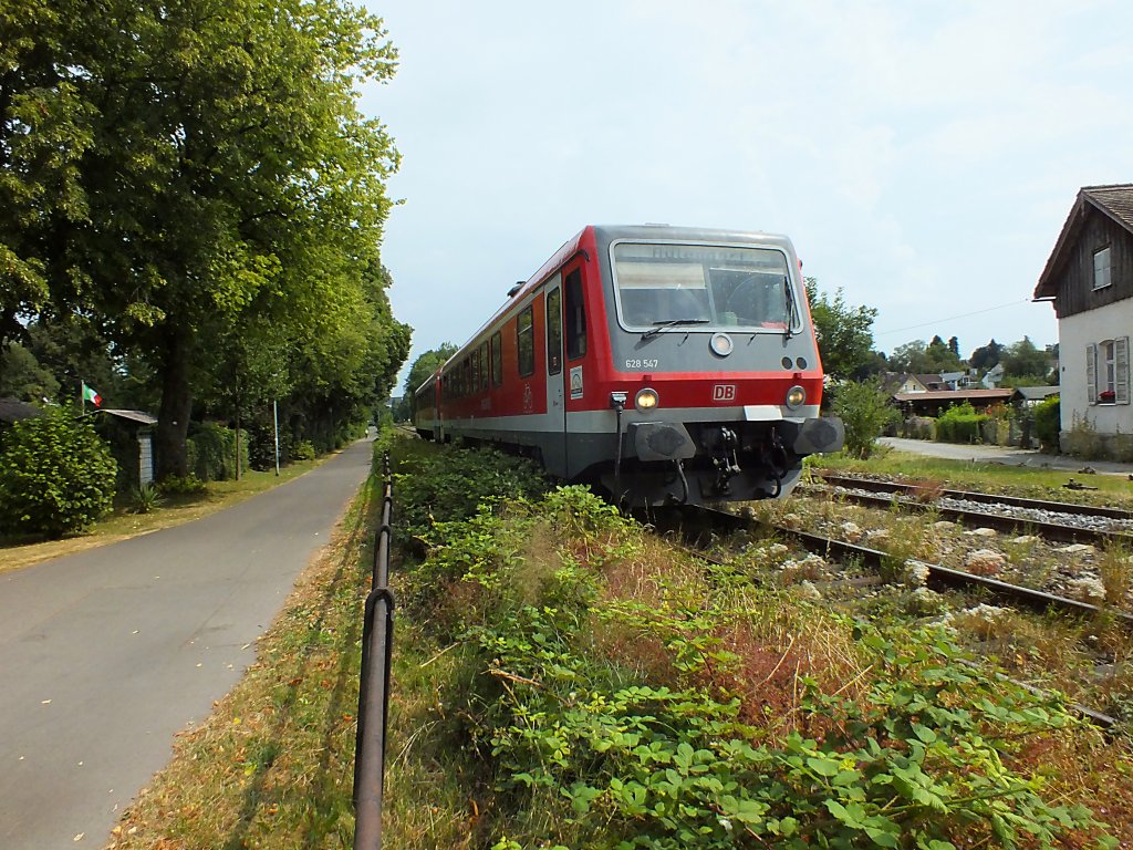 628 547 befhrt hier gerade am 24.7.13 den Bodenseedamm in Lindau.