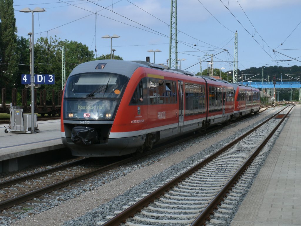 642 053/553 und 642 050/550 als RE 13012 Sassnitz-Rostock(!) am 13.August 2011 beim Halt in Bergen/R�gen.