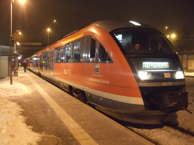 642 551 als S1 von Rostock Hbf Richtung Warnemnde kurz nach der Ankunft im Haltepunkt Rostock-Ltten Klein.(03.01.2011)