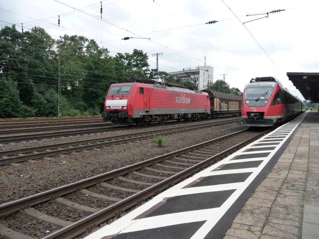 644 052 und 189 069 treffen sich am 08.08.2012 in K�ln-West.