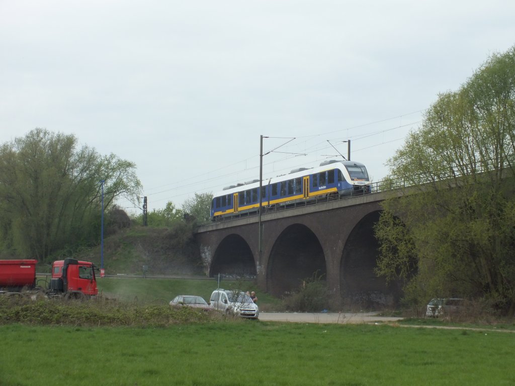 648 441 der NWB am 25.04.2013 auf der Rheinhausener Br�cke.
RB31 -> Duisburg Hauptbahnhof