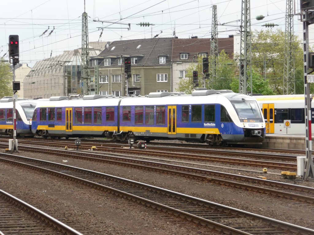 648 446 der NWB erreicht am 03.05.2012 gemeinsam mit zwei Schwesterfahrzeugen D�sseldorf Hauptbahnhof.
RE10 -> D�sseldorf Hauptbahnhof