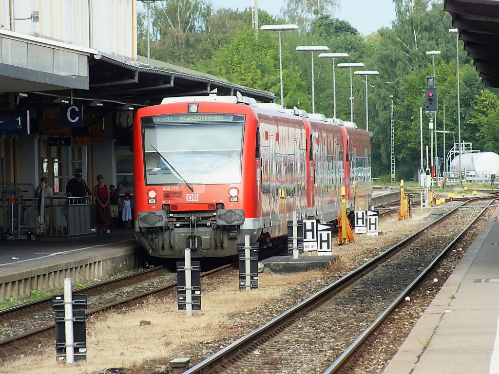 650 110 und zwei weitere 650er stehen am 3.8.13 als RB nach Radolfzell in Friedrichshafen. [Das n�chste Jubil�um: Das 285.000ste Bild auf den startbilder-Seiten]