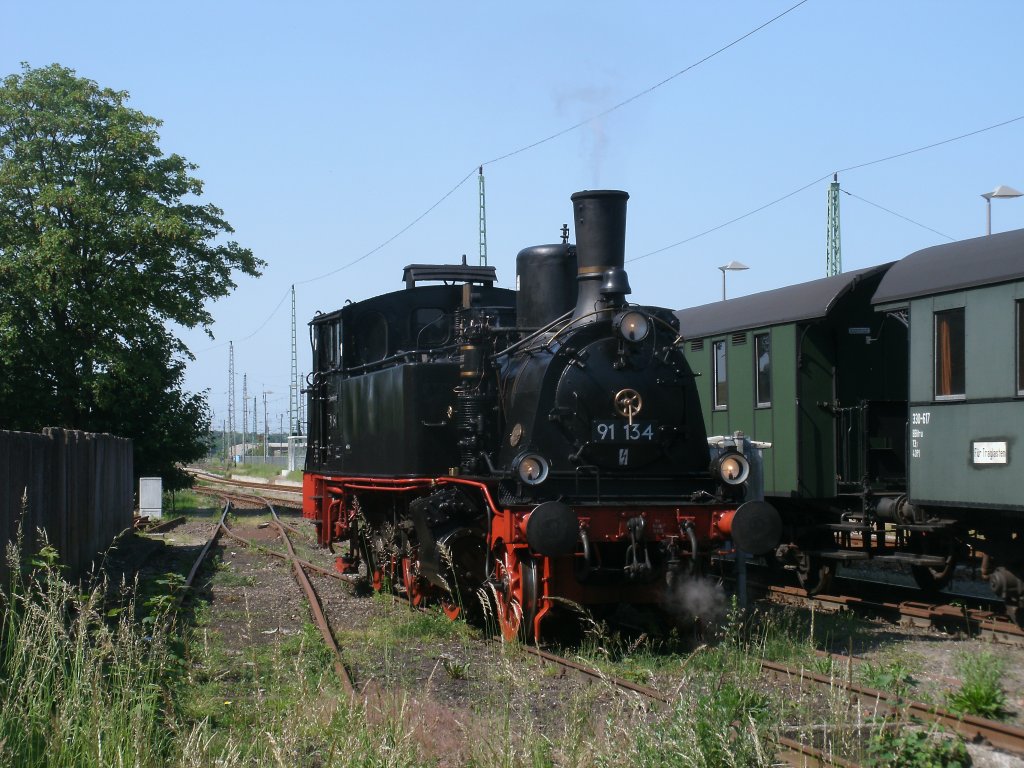 91 134 durchfuhr,am 05.Juni 2011,auf dem zugewachsenen Lokschuppengleis in Bergen/R�gen.