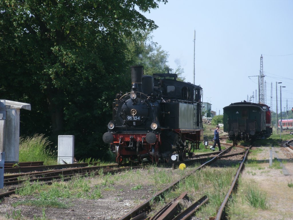 91 134,am 05.Juni 2011,auf dem Lokschuppengleis in Bergen/R�gen.Im Hindergrund der Schweriner Traditionszug mit der PRESS 112 565.