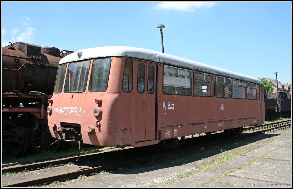 971 025-2 ist ein RFU-Wagen, inzwischen nicht mehr im besten Zustand (ex DB, ex DR, Dampflokfest im Traditionsbahnbetriebswerk Sta�furt, gesehen Sta�furt-Leopoldshall 05.06.2010 - z-Stellung 30.03.96, Ausmusterung 31.03.96)