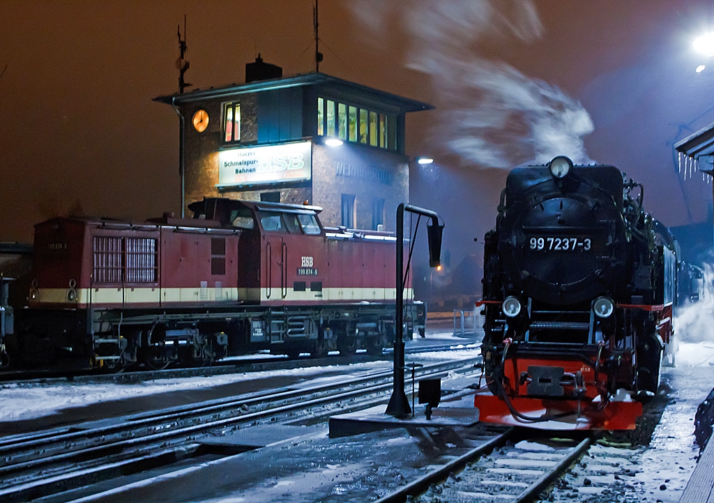 Abends (am 22.03.2013) beim BW der HSB (Harzer Schmalspurbahnen GmbH) in Wernigerode. 
Vorne die Neubaulok 99 7237-3 warm abgestellt, hinten ein  Harz Kamel   die 199 874-9  ex DR 110 874-5, ex DR 229 115-6. 
(Aufnahme aus der Hand)
