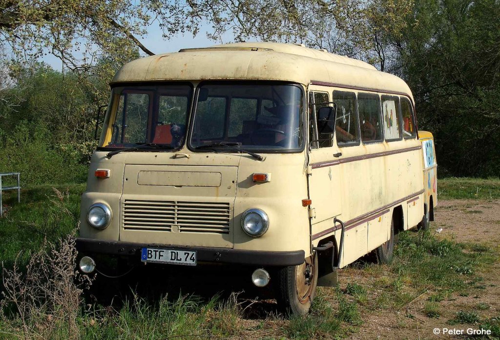abgestellter Robur, fotografiert in Dessau am 02.05.2012 --> der Bus war im Rahmen der Aktion  Spa� f�r Kinder  unterst�tzt vom Kinderland Sachsen-Anhalt e.V unterwegs