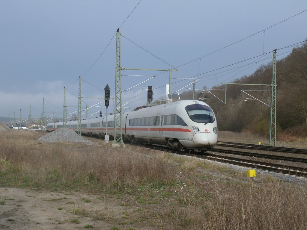Als Leerpark von Stralsund nach Binz verlie� der ICE 411 051-6/551-5 nach Kreuzungshalt,am 21.April 2012,den Bahnhof Lietzow.