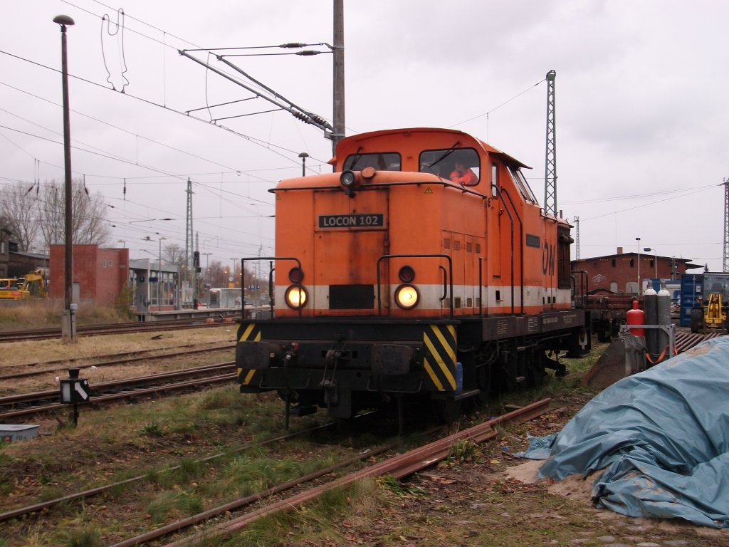 Am 22.November 2010 stand LOCON-102 noch ohne Schnee auf der Ladestra�e in Bergen/R�gen.