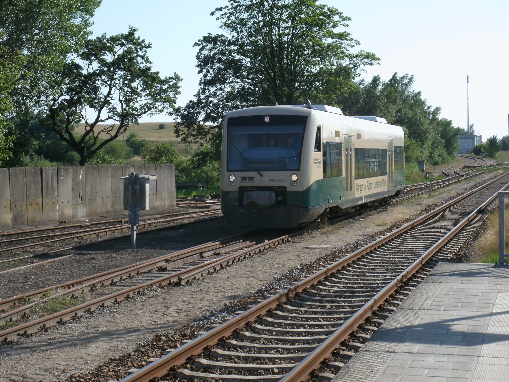 Am 27.Juli 2012 fuhr der PRESS VT650 032-4 auf dem Gleis neben dem Lokschuppen in Bergen/R�gen.