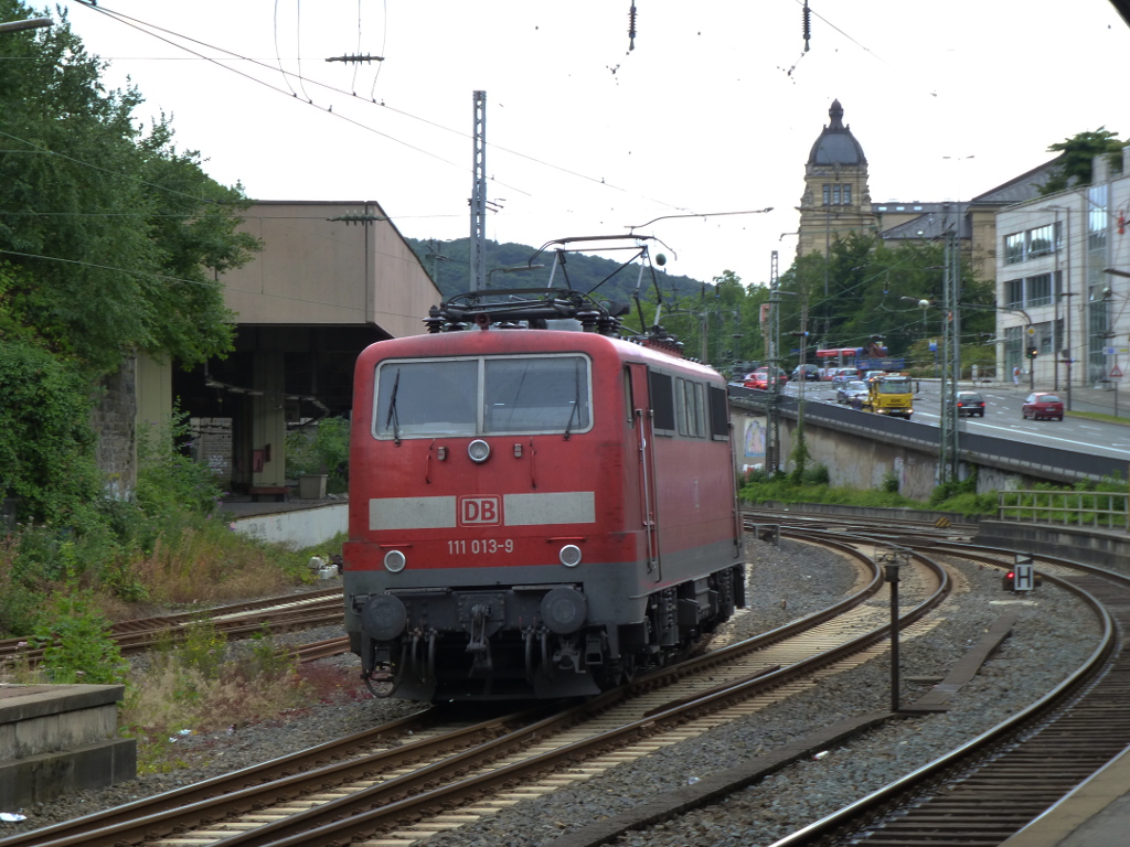 Am 29.7.2013 hatte der Steuerwagen des aus n-Wagen gebildeten RB 48 wohl ein Problem, denn 111 013 musste am Wuppertaler Hauptbahnhof an die Zugspitze umsetzen. 
